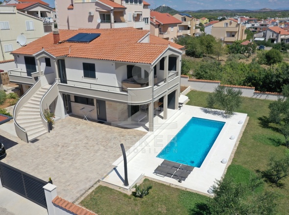 Attraktive Villa mit Meerblick in ruhiger Lage 