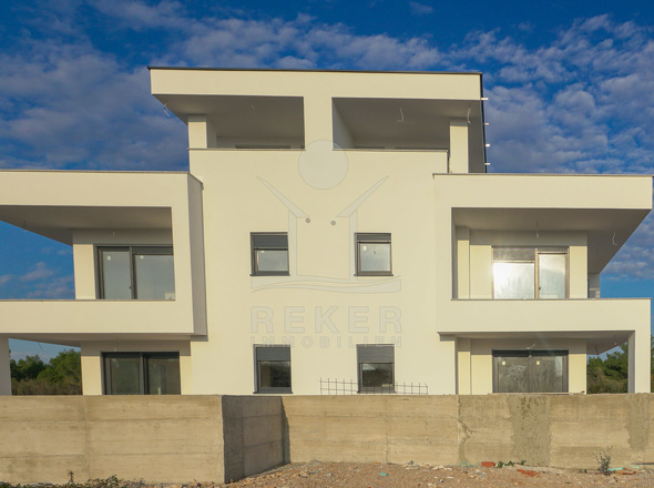 Moderne Haushälfte in Srima