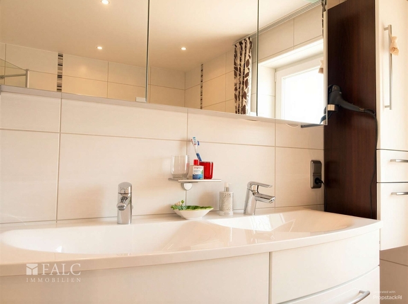 EG: Badezimmer, KI bearbeitet