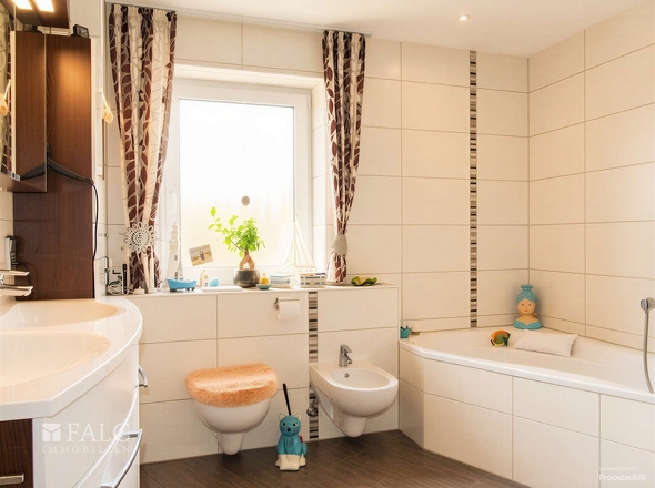 EG: Badezimmer, KI bearbeitet