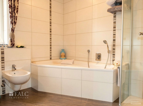 EG: Badezimmer, KI bearbeitet
