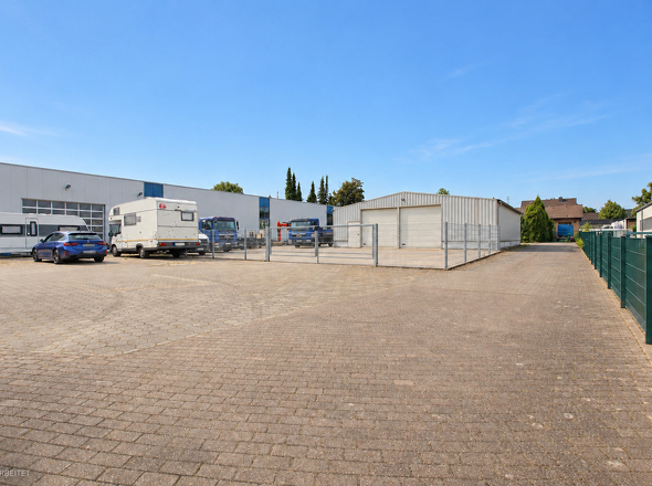 Halle mit Durchfahrt zu den Parkplätzen