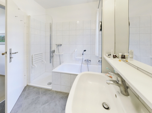 Badezimmer mit Dusche und Badewanne