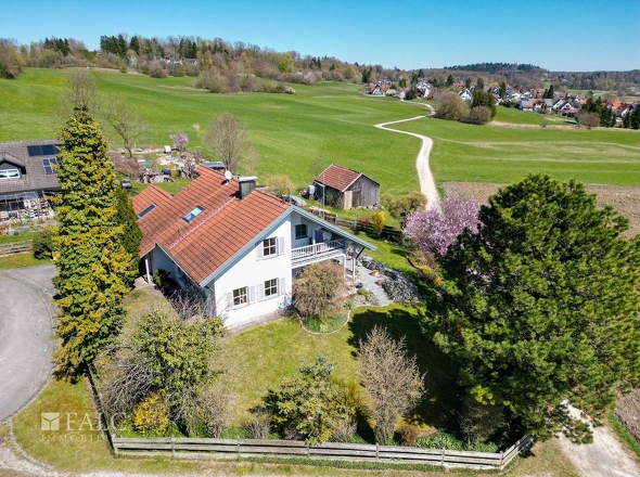 Drohne Garten mit Grundstück und Gebäude Blick Nord