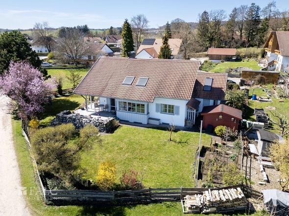 Drohne Garten mit Grundstück und Gebäude