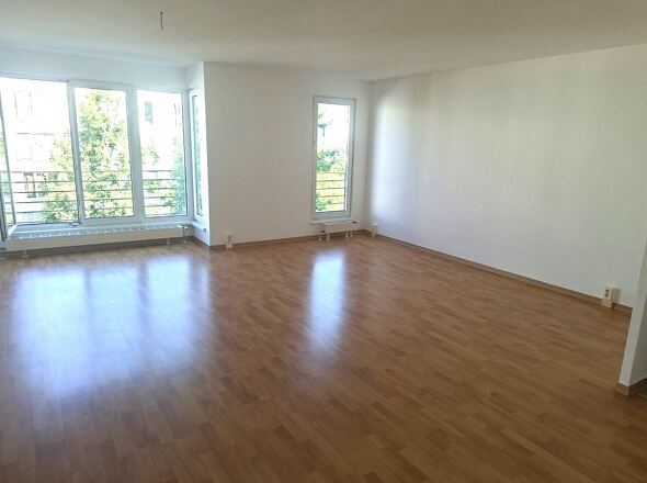 großzügiges Wohnzimmer