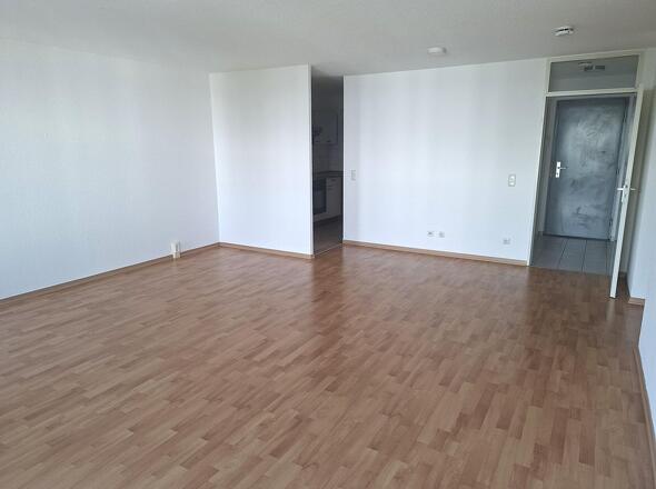 Wohnzimmer mit Blick zu offenen Küche
