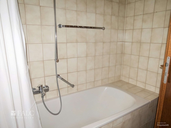2.OG-Badezimmer mit Wanne - (KI generiert)