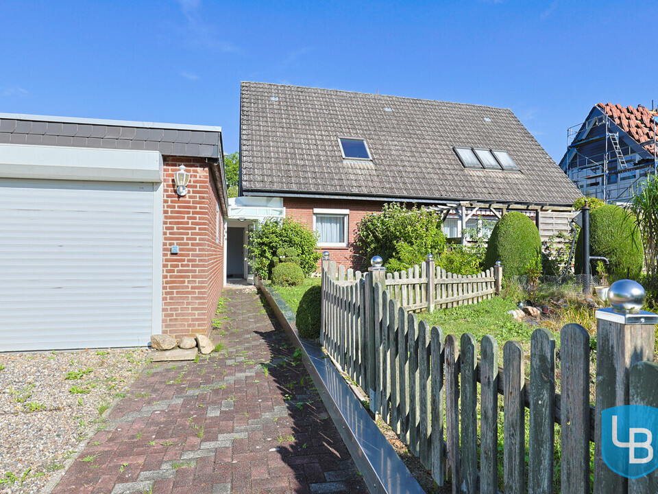 Hausansicht mit Garage 