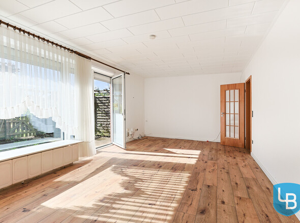 Wohnzimmer mit Zugang auf die Terrasse und in den Garten