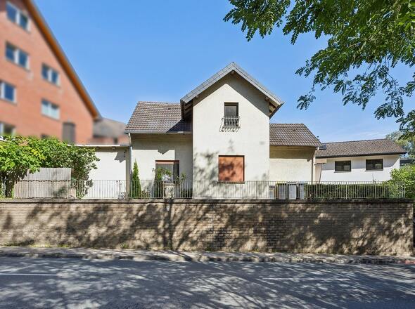Altbau: Straßenansicht