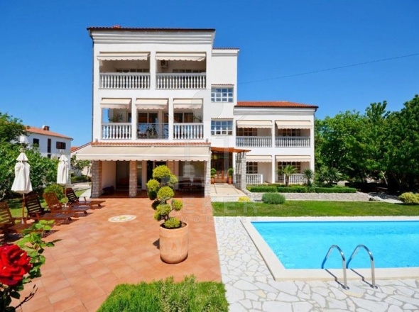 Traumhafte Terrasse mit Swimmingpool & Steingrill
