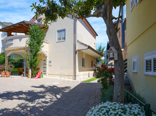 ] Modernes Apartmenthaus mit 4 Einheiten