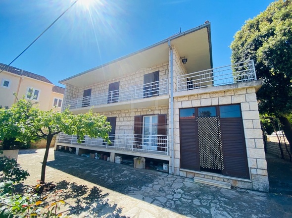 Steinhaus auf der Insel Brač, nur 100 m vom Meer