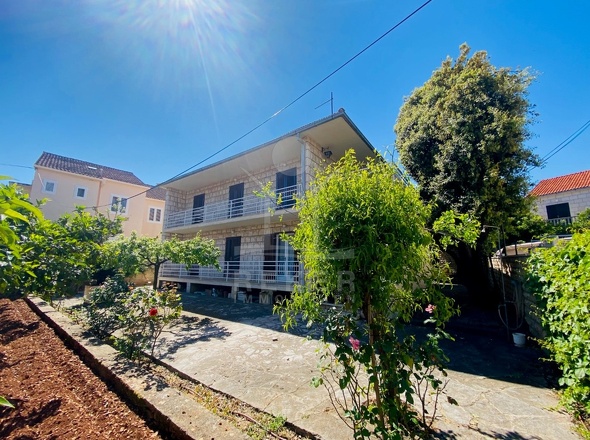 Steinhaus auf der Insel Brač, nur 100 m vom Meer