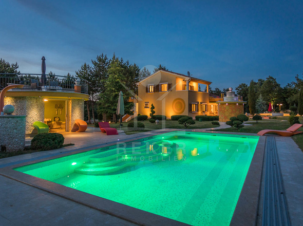 49 m² großer Pool