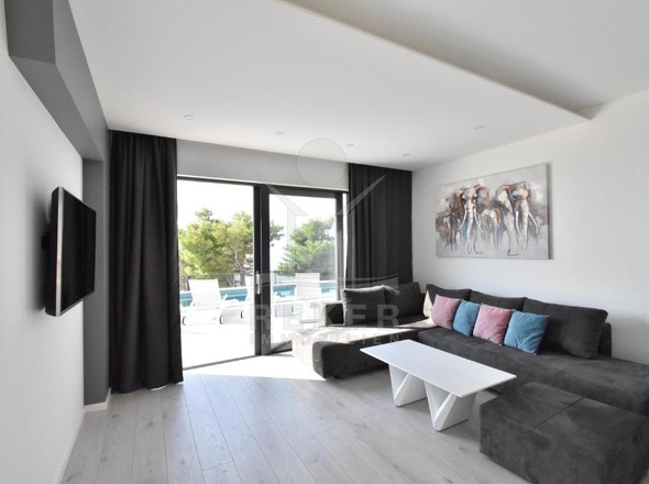 Moderne Ausstattung und voll möbliertes Interieur