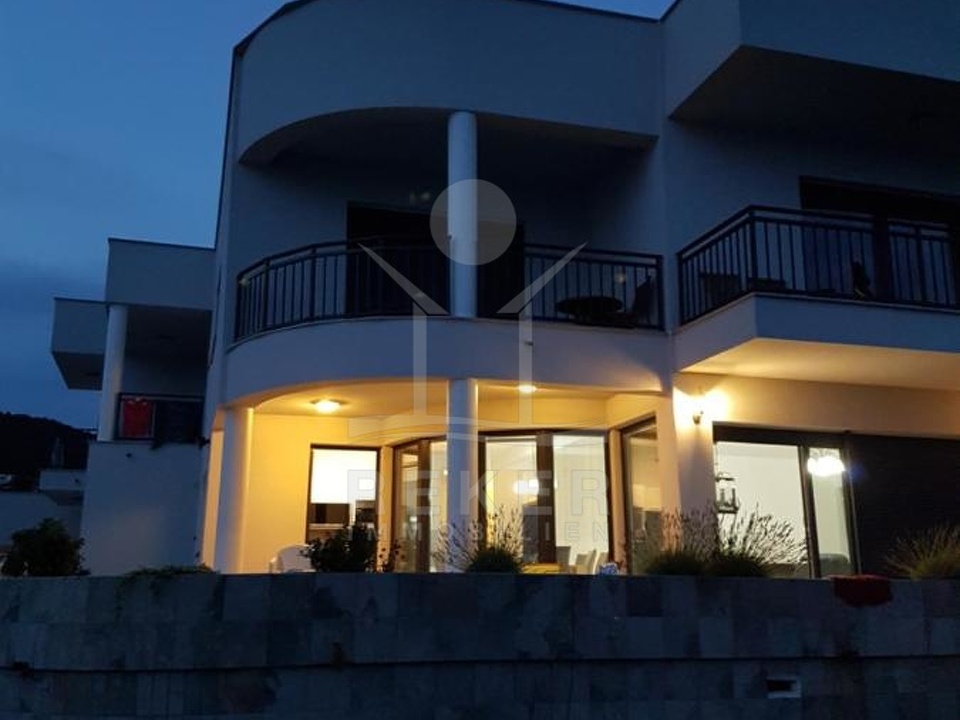 Traumhafte Luxusvilla am Hang