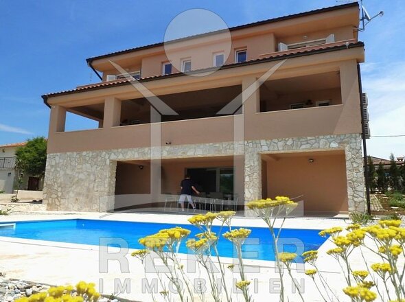 Diese schöne Villa mit drei separaten Wohnungen mit Meerblick und Pool sucht einen neuen Eigentümer.