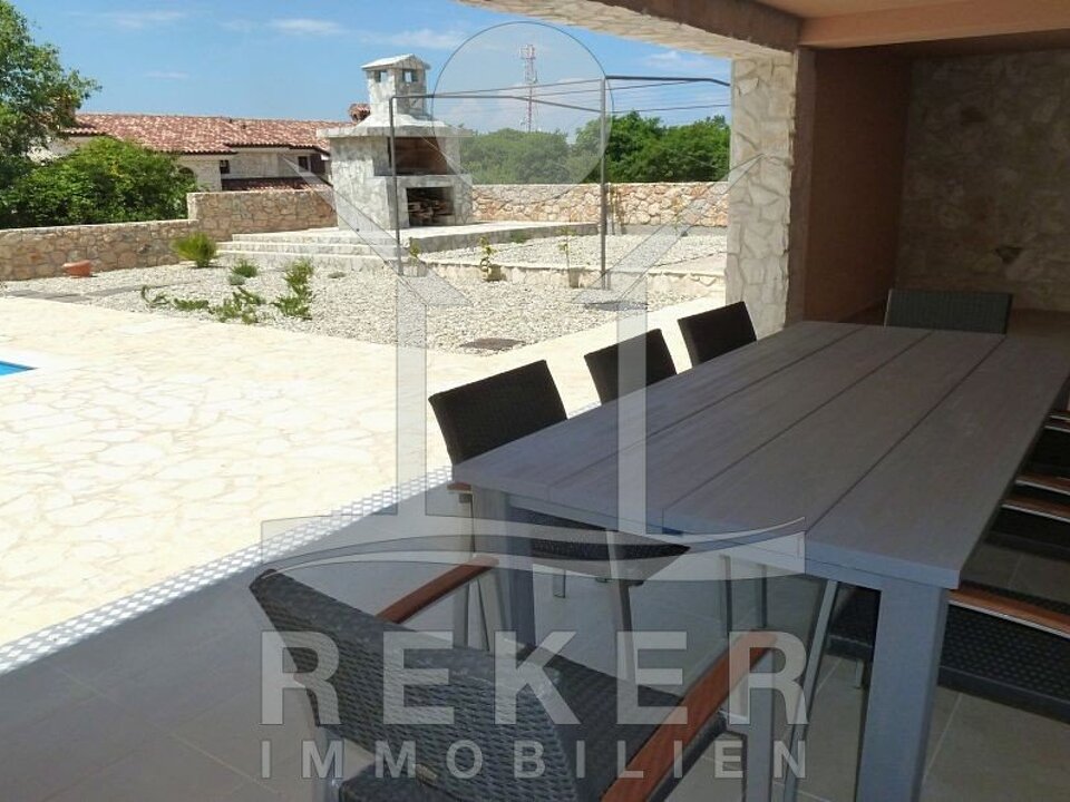 Auf der großen überdachten Terrasse zum Garten haben Sie viel Platz.Im Hintergrund der schöne Grill.