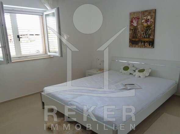 Im großen hellen Schlafzimmer können Sie den Tag entspannt ausklingen lassen.