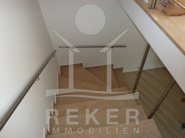 Das Treppenhaus verfügt über ein hochwertiges Edelstahlgeländer.