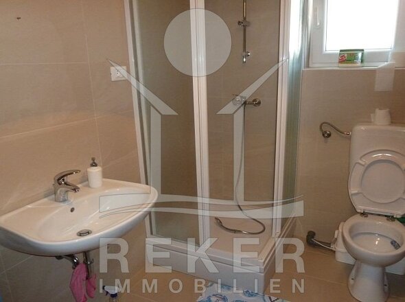 Schöne helle und modern gestaltete Badezimmer mit Dusche.