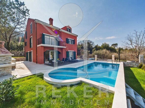 Diese schöne und neue Luxus-Villa mit Pool und herrlichem Blick in die Berge steht zum Verkauf.