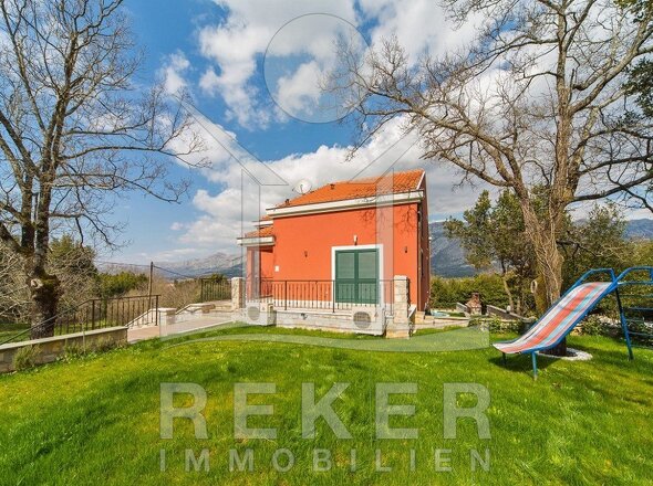 Der große mediterrane Garten ist ideal für Familien mit Kindern, die einen entspannten Urlaub suchen
