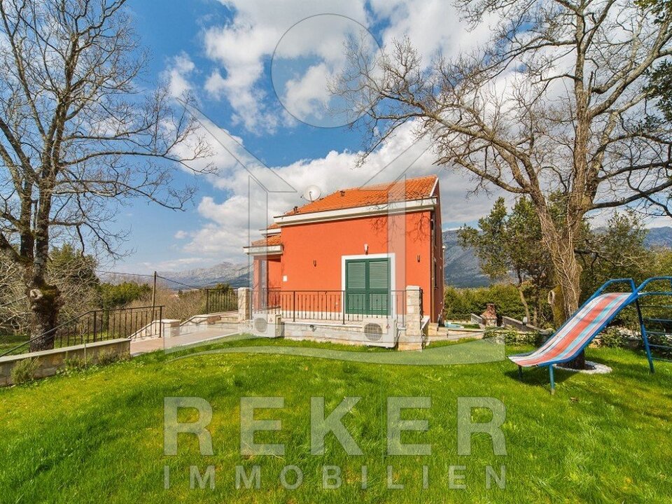 Der große mediterrane Garten ist ideal für Familien mit Kindern, die einen entspannten Urlaub suchen