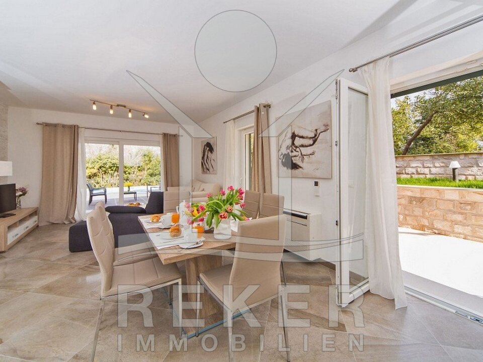 Die Villa mit den drei separaten Appartements ist sehr hochwertig gebaut und eingerichtet.