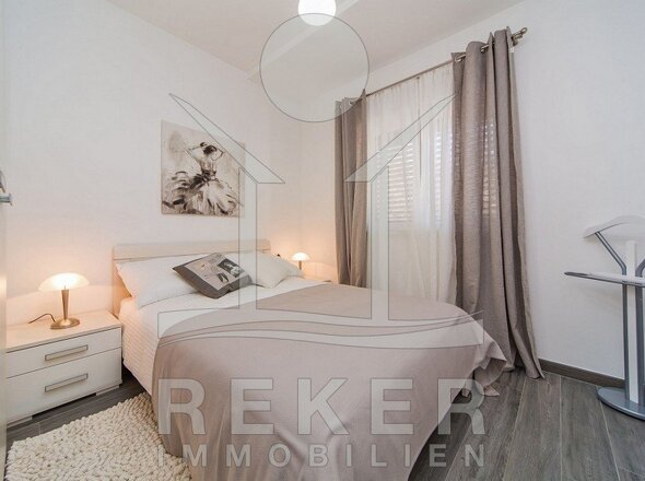 Hier können Sie entspannt den Urlaubstag ausklingen lassen, das großzügige Schlafzimmer.