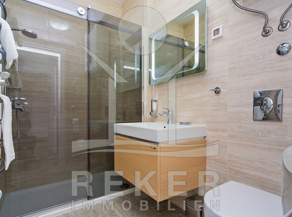 Die Badezimmer der Villa sind mit hochwertigen Fliesen und Sanitärobjekten ausgestattet.