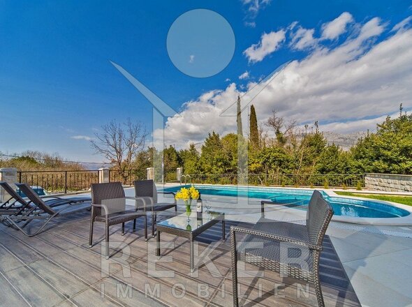Der sonnige Pool im gepflegten mediterranen Garten wird sicher der Lieblingsplatz werden.