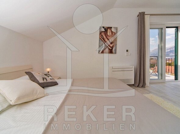 Das schöne große Schlafzimmer im Dachgeschoss der Villa mit dem sonnigen Balkon.