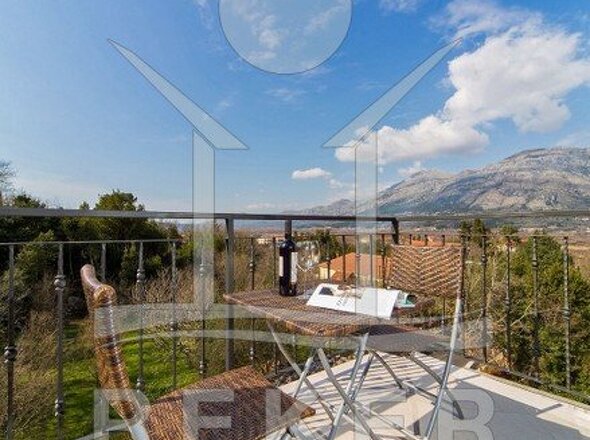 Genießen Sie die Sonne auf dem Balkon und die herrliche Aussicht auf die Berge in der Nähe der Villa