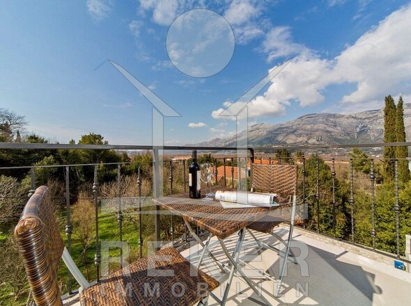 Der Blick und die Lage garantieren einen wunderschönen Aufenthalt ihrer Gäste in der Villa.