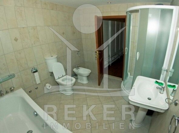 Die Badezimmer sind großzügig, modern gefliest und bieten jeden Komfort.