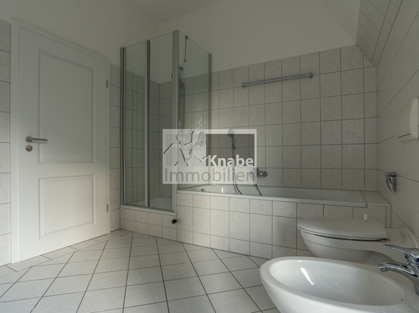 Bad mit Dusche und Badewanne