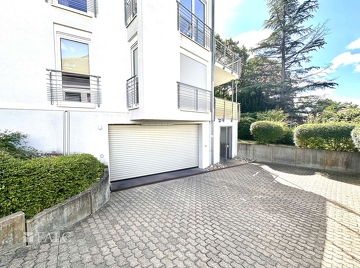 Außenansicht mit Garage