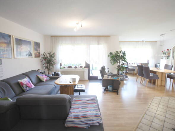 Gr. Wohnzimmer mit Essbereich u. offenem Kamin EG 