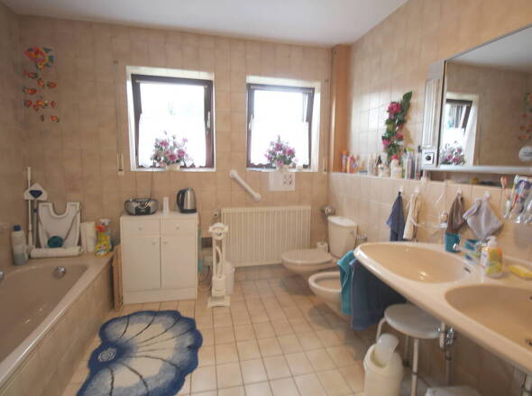 Großes Hauptbad mit Wanne, Dusche u. Bidet EG