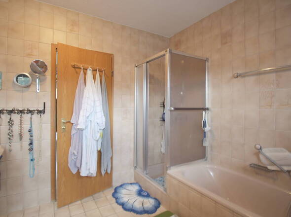 Hauptbad mit Wanne u. Dusche EG