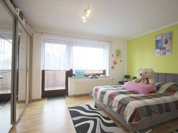 Eltern-Schlafzimmer mit Loggiazugang OG