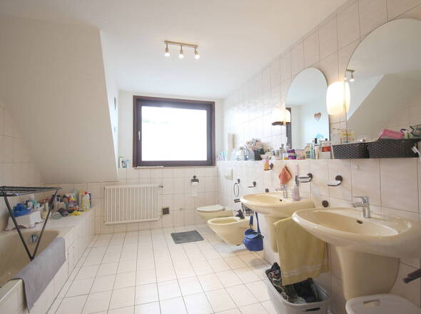 Großzügiges Bad mit Wanne u. Dusche OG