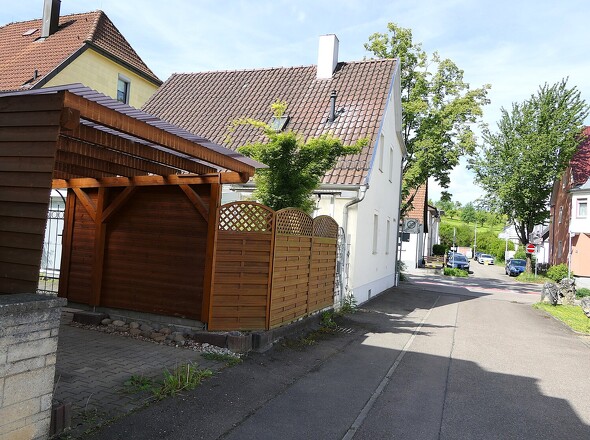 Straßeneinfahrt und Stellplätze am Haus
