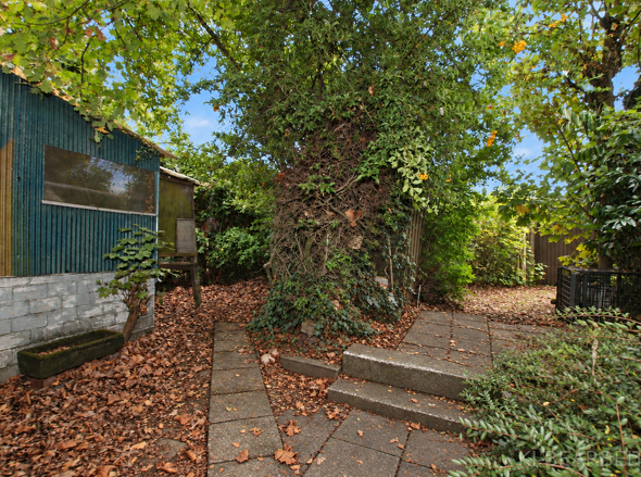 Gartenweg am Nebengebäude
