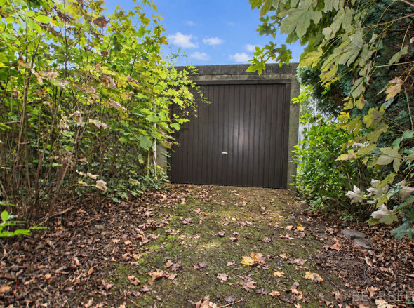 Garten mit Garage