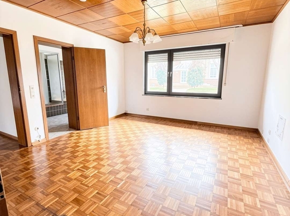 Schlafzimmer mit Eignenden Badezimmer  