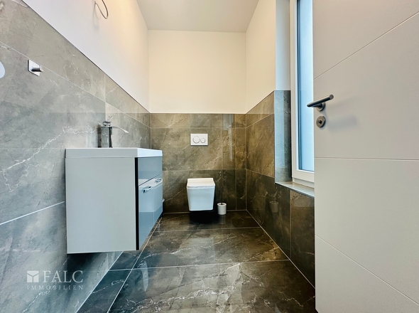 „Stilvolles Gäste-WC mit Tageslicht.“